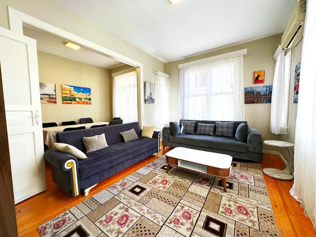 Image of Hkn Home Large Four-Bedroom House in a Central Location2