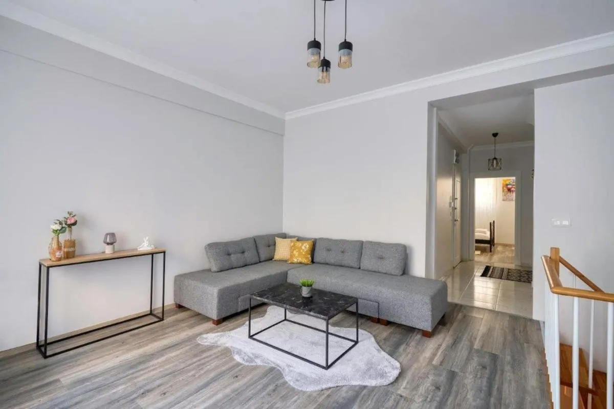 Image 2 of Lovely Central Cozy 3bd25bath Duplex Patio! #273
