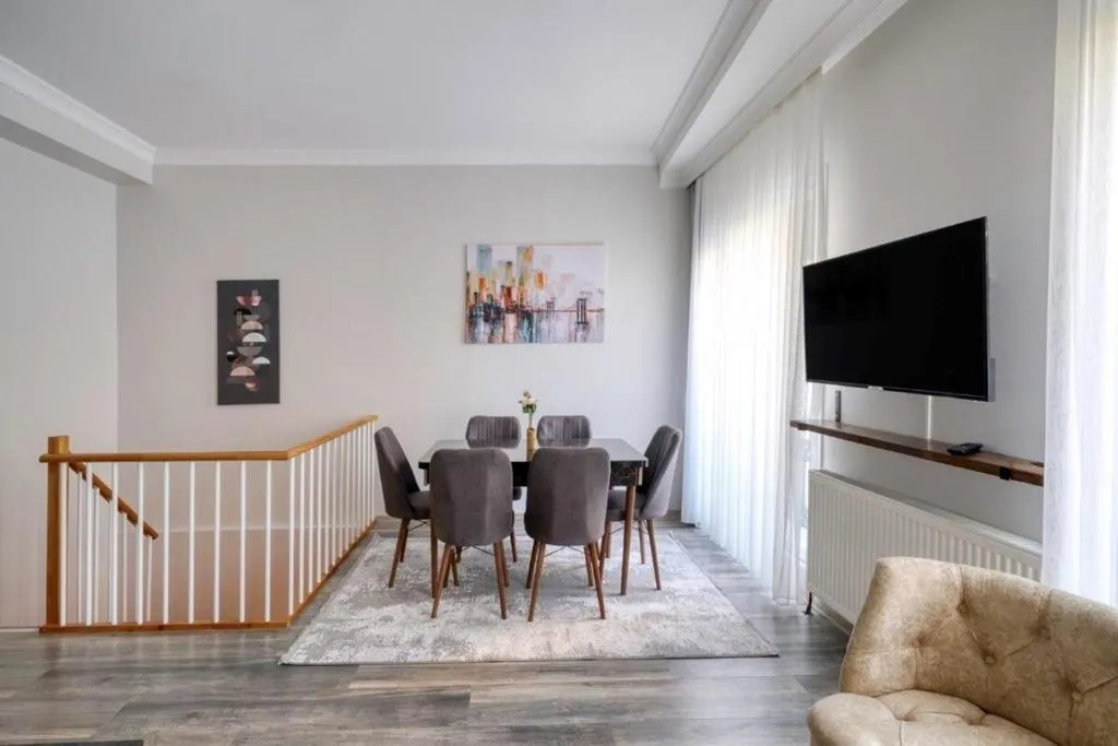 Image of Lovely Central Cozy 3bd25bath Duplex Patio! #273