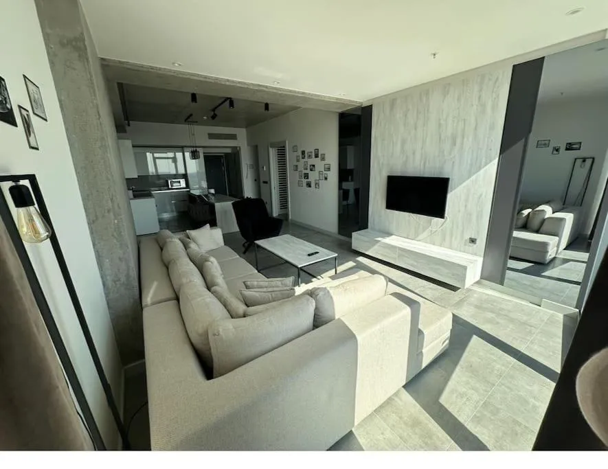 Image of Luxury apt in the 40 plus floor
