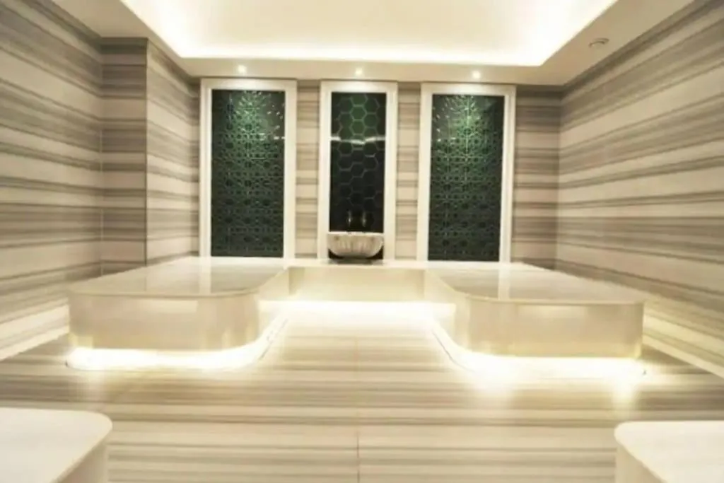 Image 2 of Luxury apt in the 40 plus floor