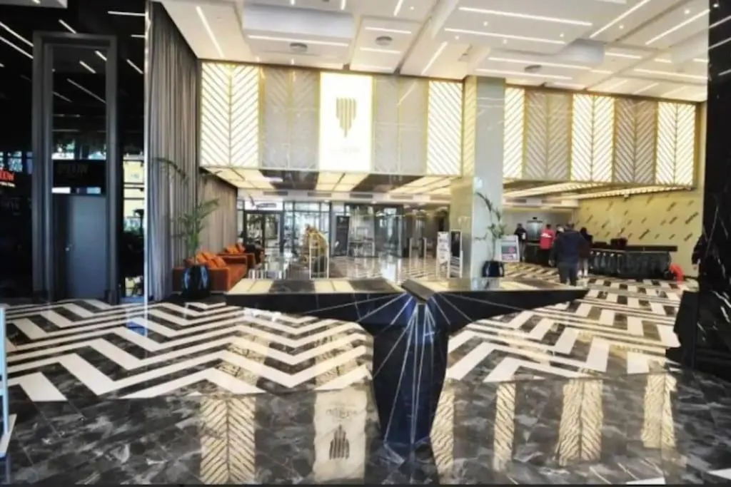 Image 3 of Luxury apt in the 40 plus floor