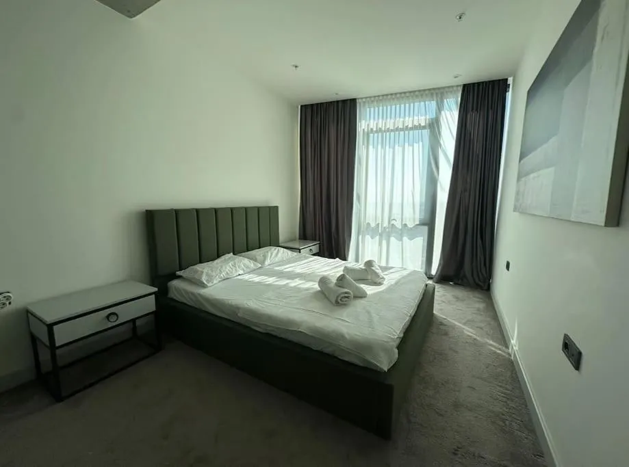 Image 4 of Luxury apt in the 40 plus floor