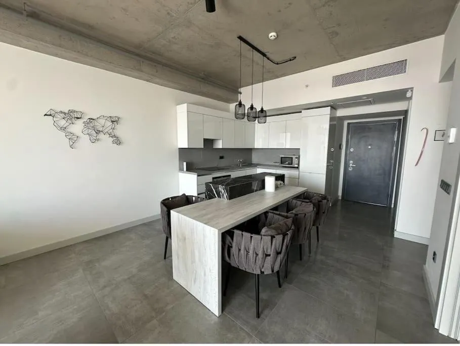 Image 5 of Luxury apt in the 40 plus floor