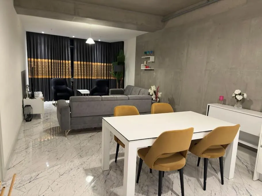 Image 4 of Luxury suites with gym and pool floor40