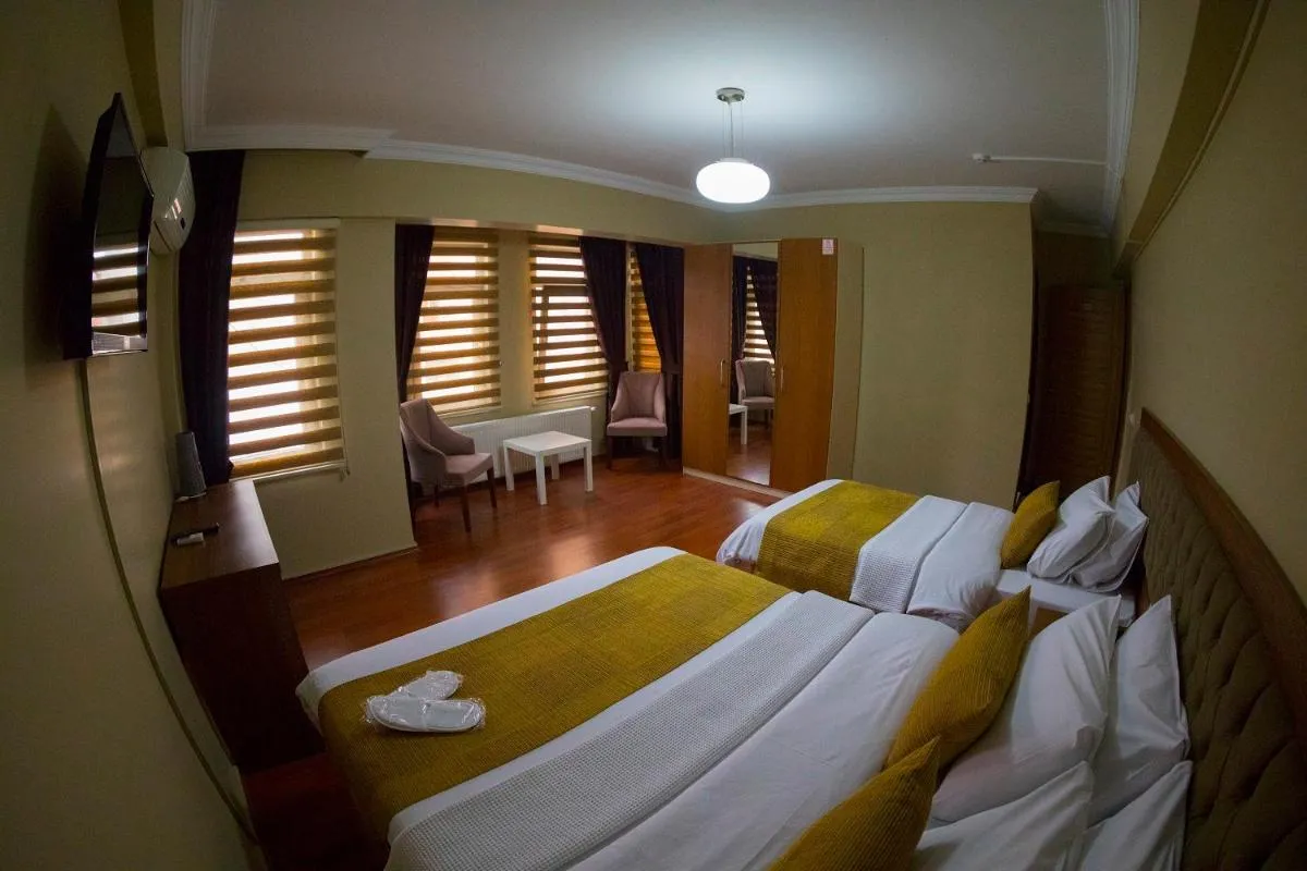 Image 2 of Ramparts Hotel