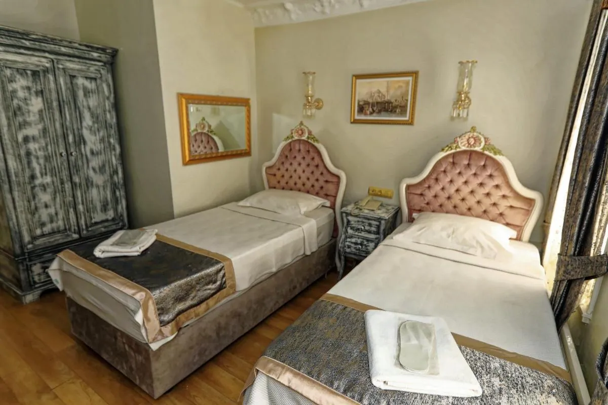 Image 6 of Romantic Mansion