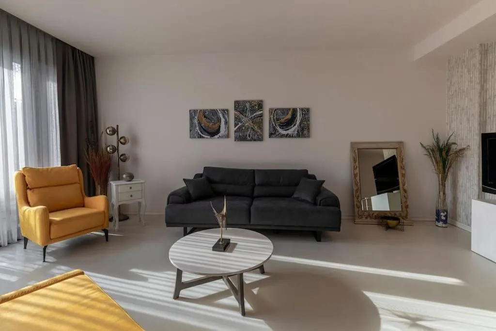 Image 4 of Stunning Duplex Flat with a Garden & Winter Patio