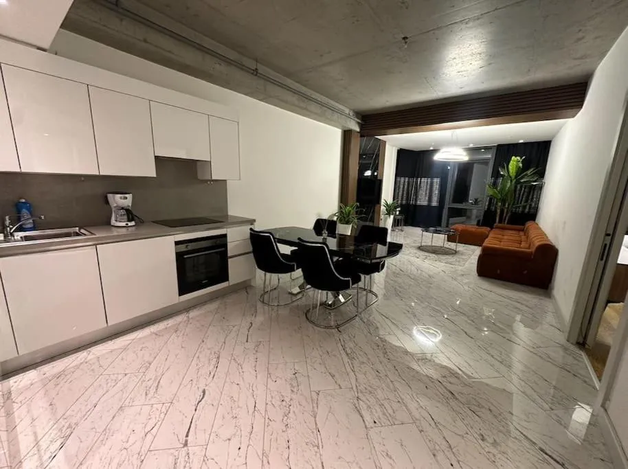 Image 2 of Stunning skyview luxury apt floor 40 plus