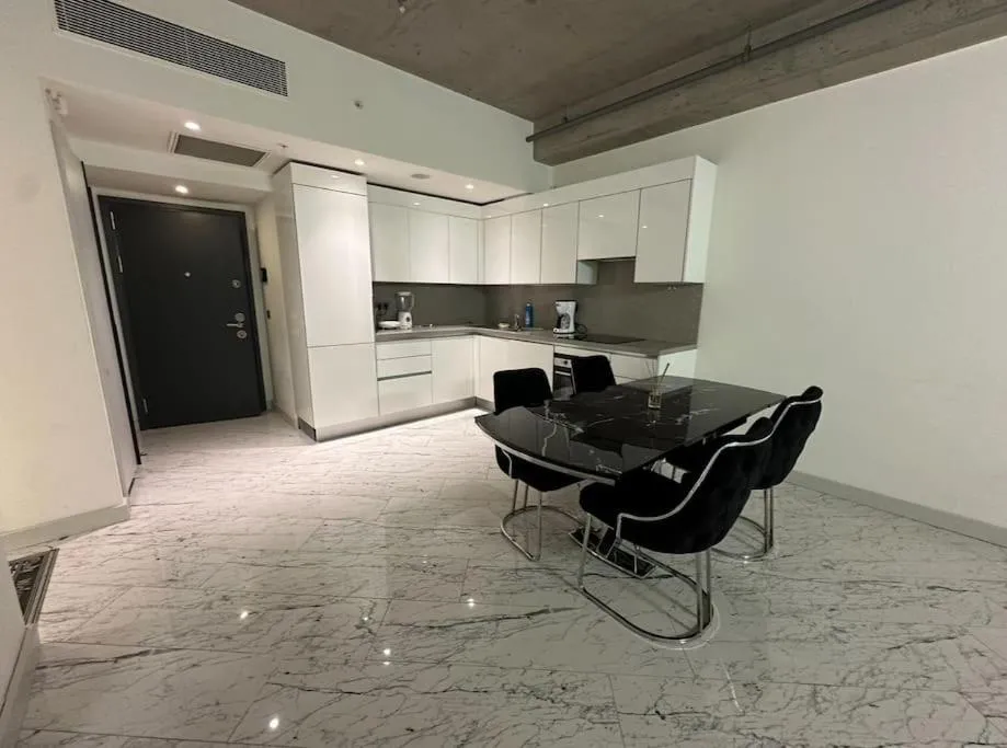 Image 3 of Stunning skyview luxury apt floor 40 plus