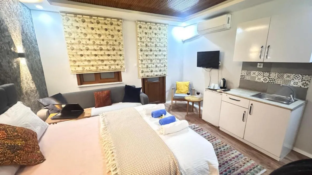 Image 5 of Taksim Camellia suit