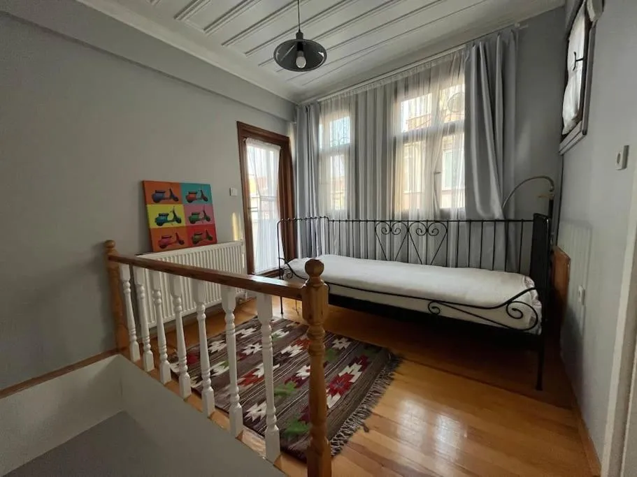 Image 2 of Tekfur Sarayı ve Kariye Müzesi Yakınında Tarihi Ev