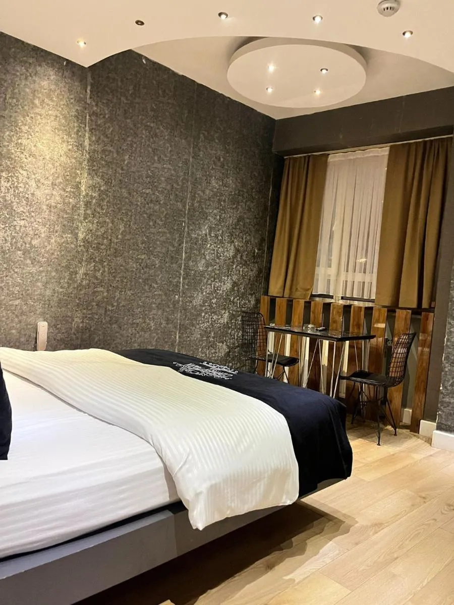 Image 2 of The Sisli Luxury Corner Suit