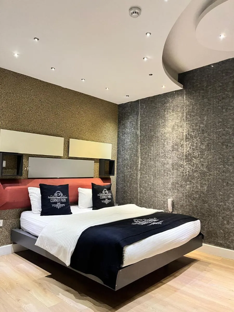 Image 5 of The Sisli Luxury Corner Suit