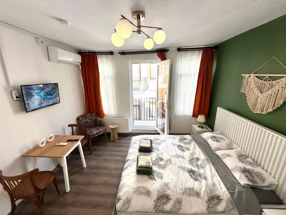 Image 2 of Yellowhouse Room 6