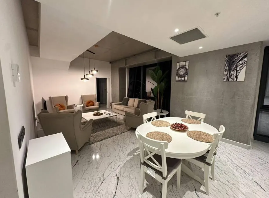 Image of lavish apt with 180 ist view at 40F gym pool 89