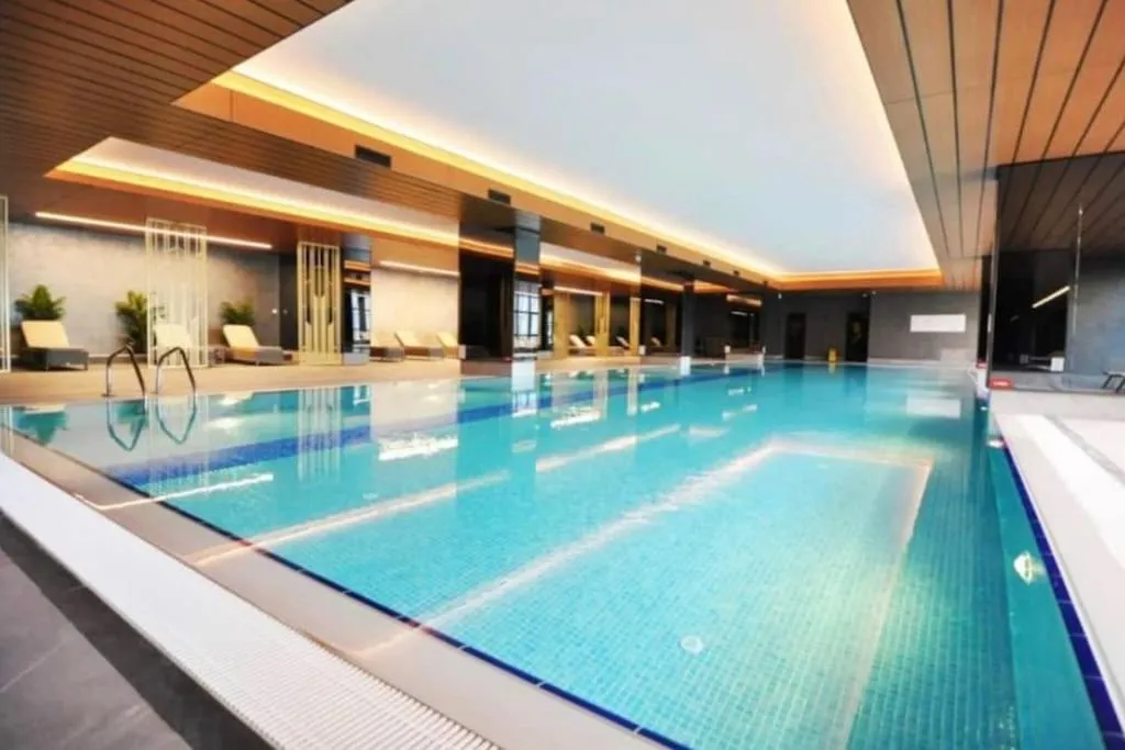Image 2 of lavish apt with 180 ist view at 40F gym pool 89