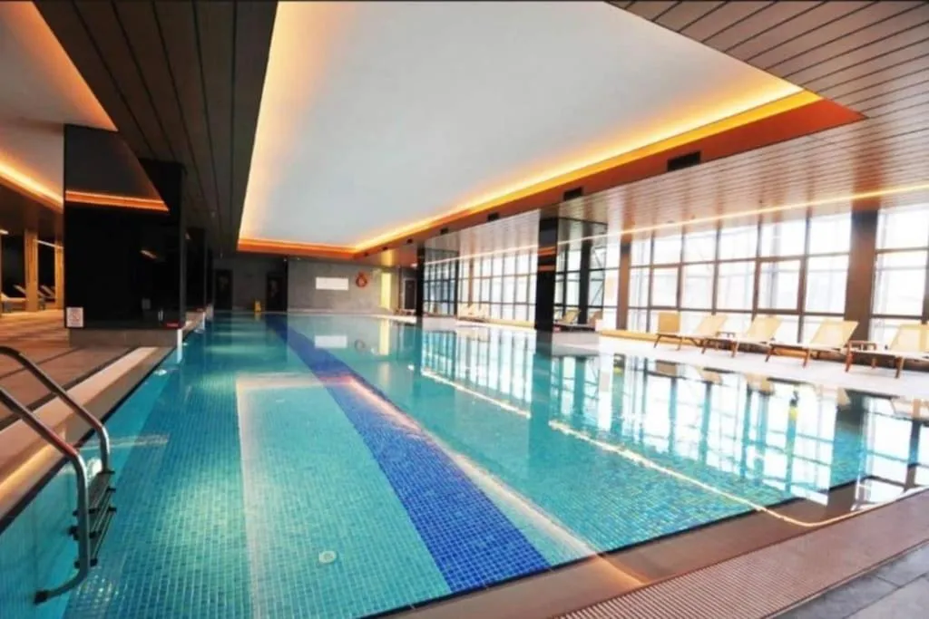 Image 6 of lavish apt with 180 ist view at 40F gym pool 89