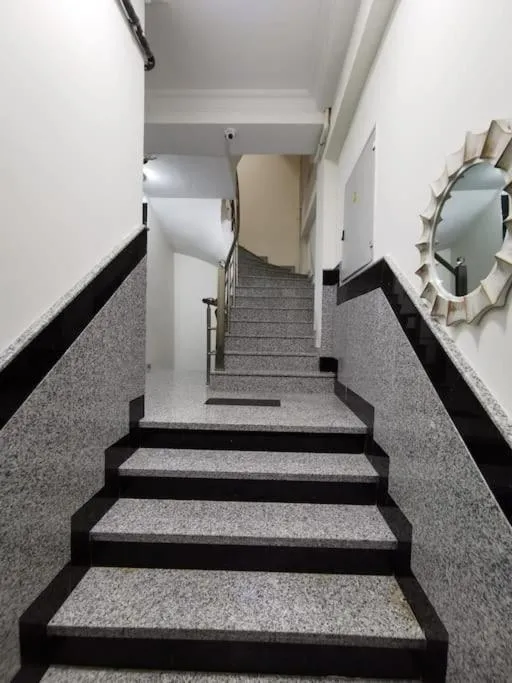 Image 3 of شقه بالفاتح 2 ستورم 1